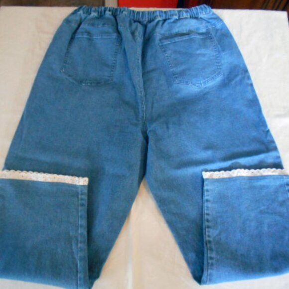 Denim and Company capris with lacey leg bottoms size 1X - Picture 2 of 3
